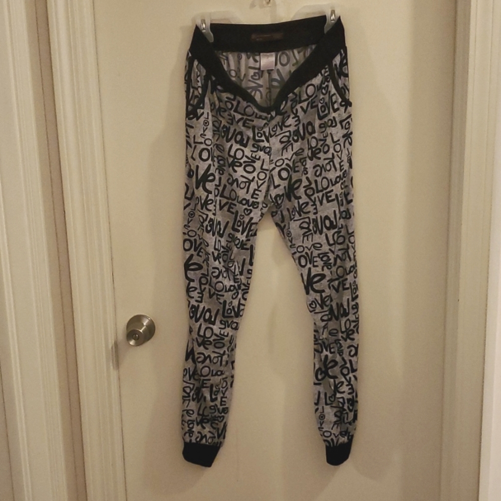 No Boundaries lounge pant